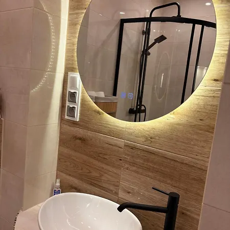 10 Metrow Od Zamku شقة