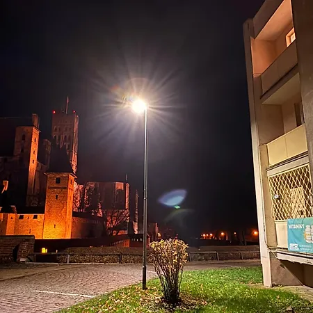 10 Metrow Od Zamku Apartman