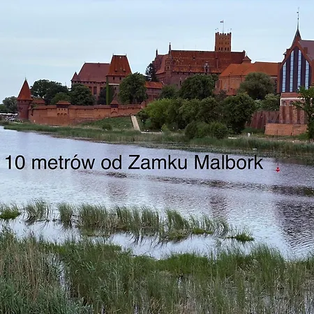 10 Metrow Od Zamku *